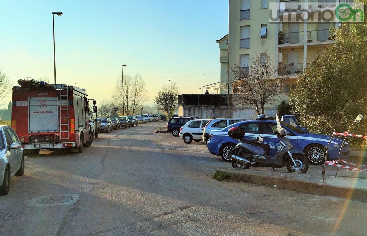 Terni, donna disperata: «Mi butto di sotto»