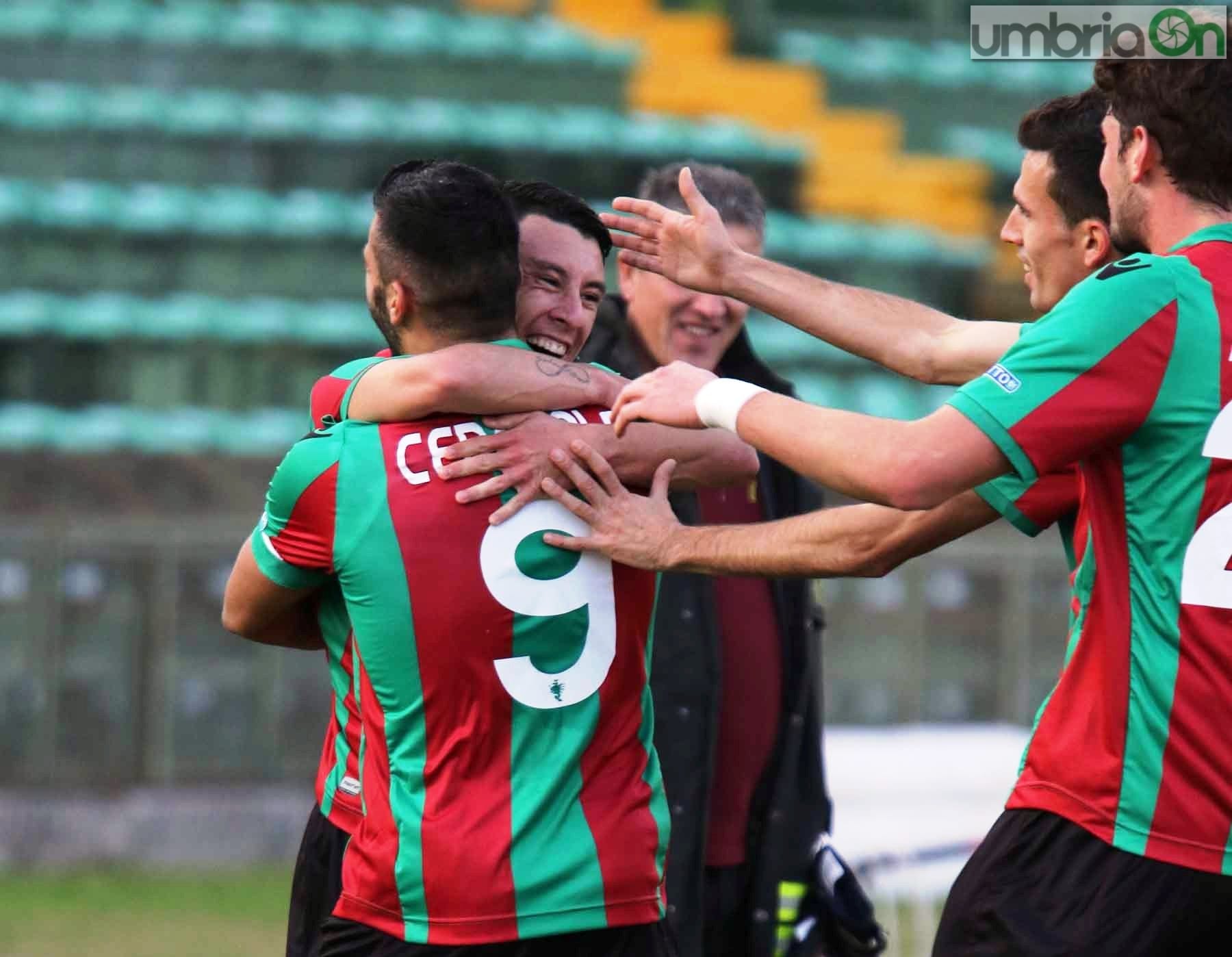 Falletti abbracciato dai compagni