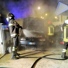 Terni, auto in fiamme in via Mascagni