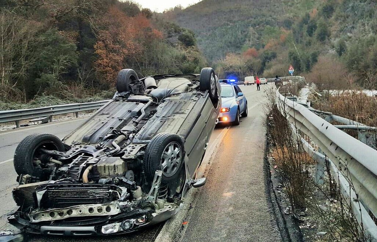 L'auto ribaltata