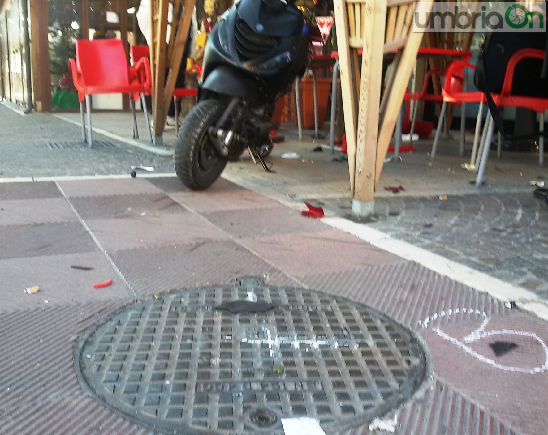 Lo scooter nello spazio esterno del bar