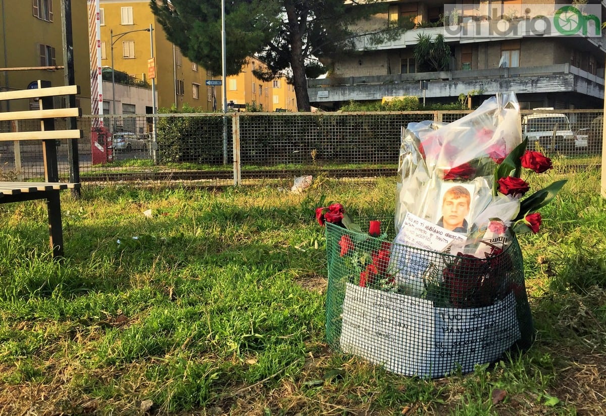 Fiori e messaggi in via Piemonte