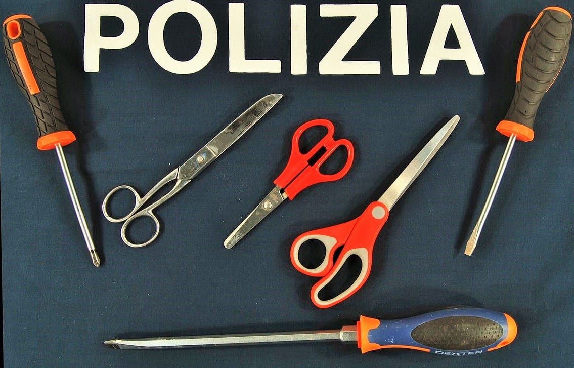 Gli arnesi sequestrati alle due