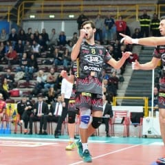 Volley, rivincita Sir a Verona: 2-3 bianconero