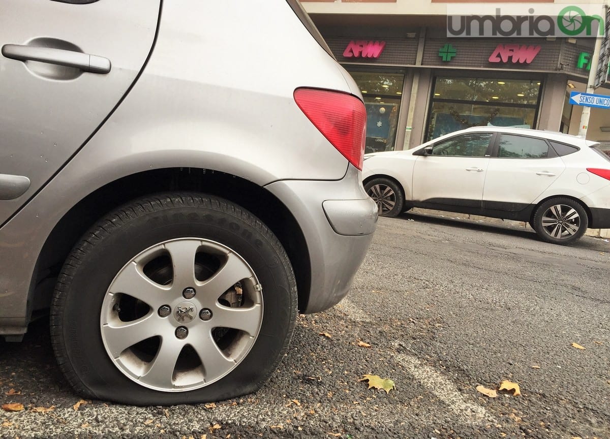 Una delle gomme tagliate