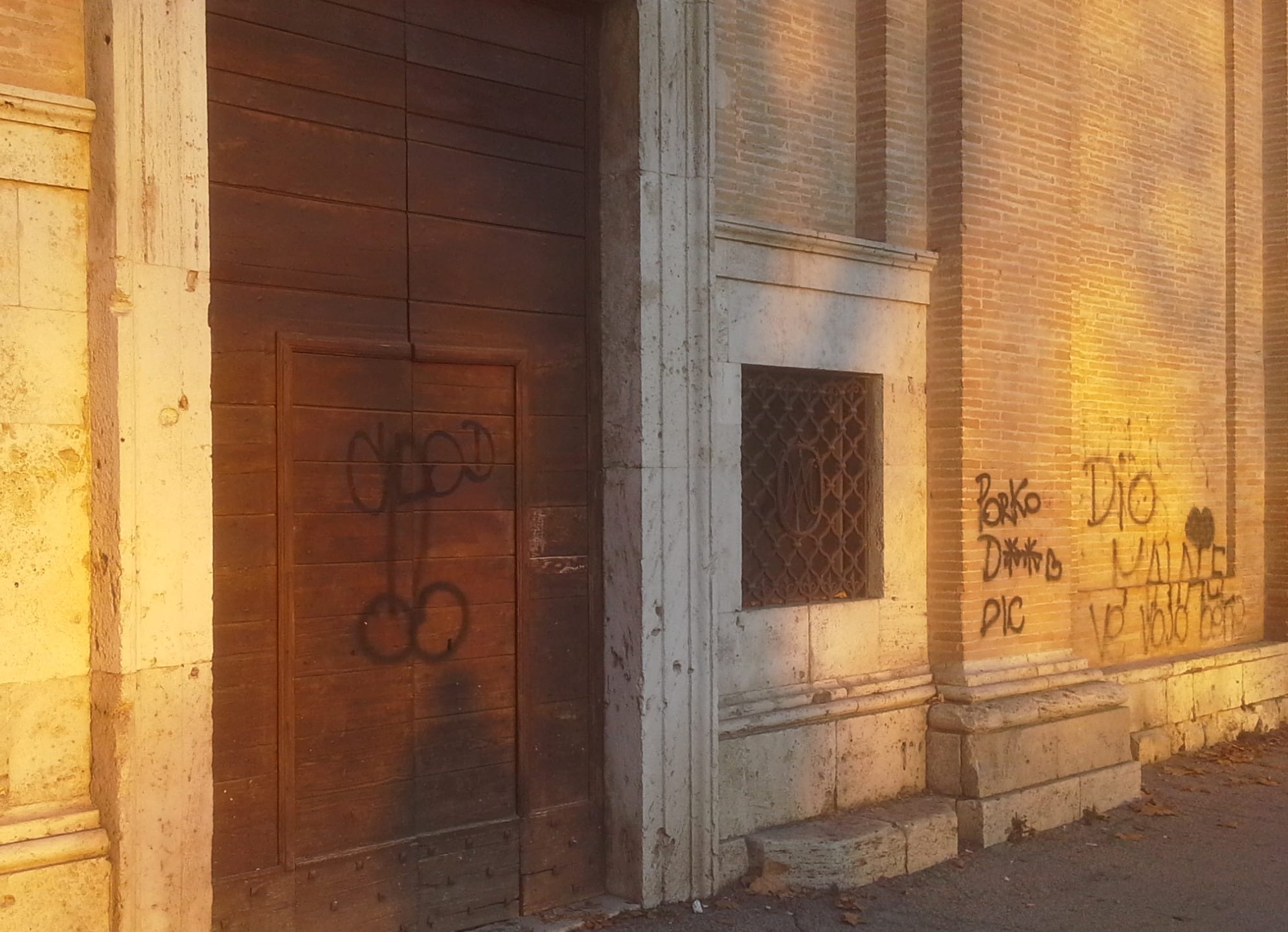 Terni, vandali contro l’ex chiesa del Carmine