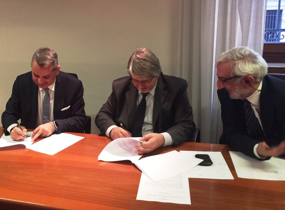 Fabio Paparelli e Giuliano Poletti al momento della firma