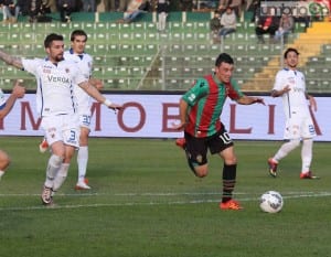 Falletti si appresta a segnare il gol dell'1-0