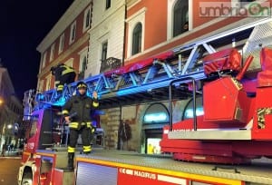 Pezzo di metallo si stacca dalla Bct e piomba in piazza della Repubblica - 16 gennaio 2016 (1)