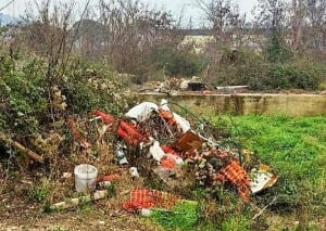 Rifiuti abbandonati Foligno, parco Hoffman - 30 gennaio 2016 (3)