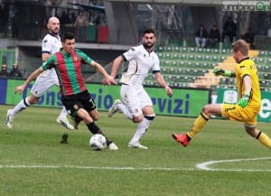 Furlan dribbla Provedel: il portiere vedrà il rosso