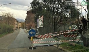 Il cartellone caduto in via Piemonte