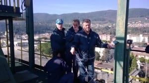 I lavoratori in cima al silos