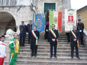 Sindaci su scalinata con Fiaccola