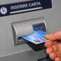 Le ruba il bancomat, ladro preleva 600 euro