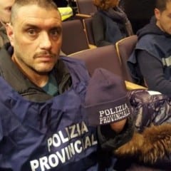 Province: «La polizia non lascia la divisa»