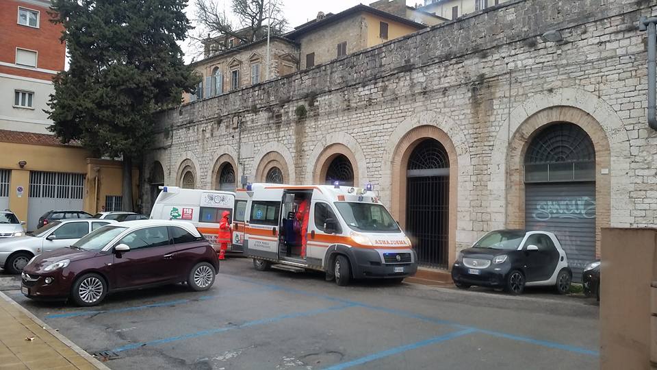 Perugia, cade dalle scale mobili e muore