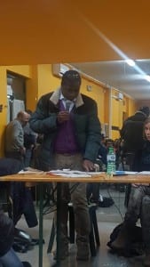 L'assessore Wagué a una delle assemblee pubbliche dei genitori