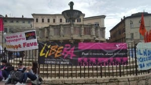 Uno striscione appeso alla Fontana Maggiore