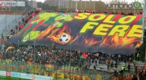 La coreografia dei tifosi rossoverdi nel derby del 5 marzo 2016