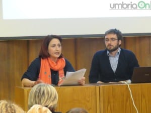 Emanuela Mariani durante la lettura del comunicato