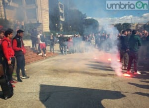 I giocatori di fronte ai tifosi