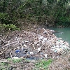 Il fiume Nera soffocato da rifiuti e indifferenza