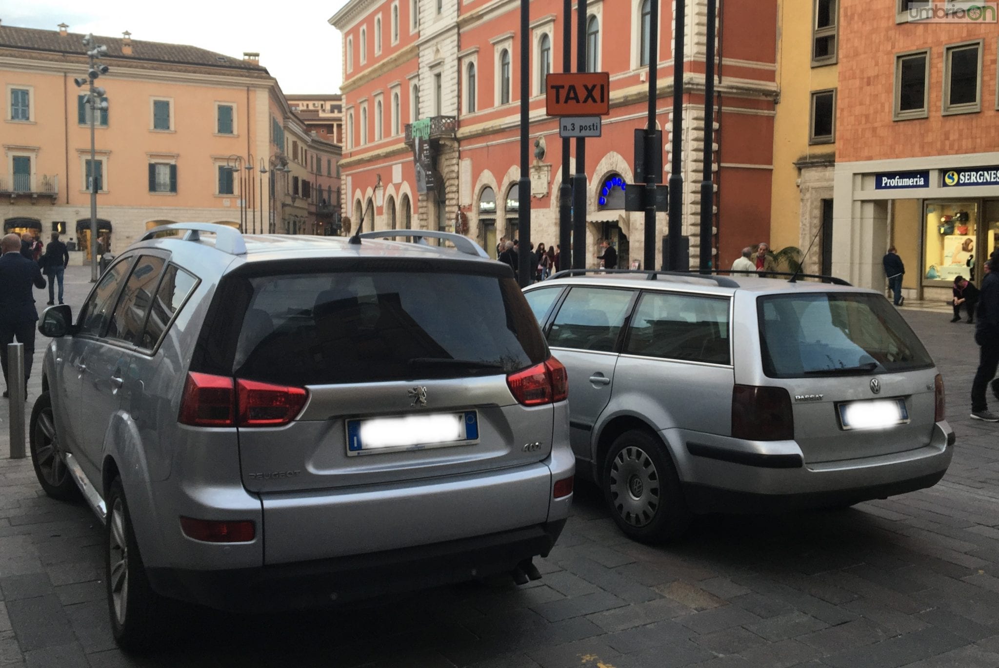 Terni, in centro macchine ovunque