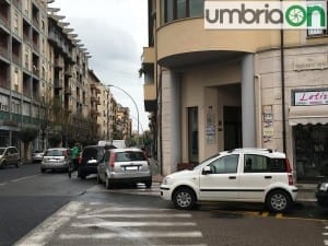 Terni via battisti sosta selvaggia (1)