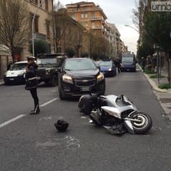 Terni, via Battisti: schianto auto-scooter