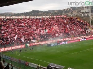 La sciarpata della curva nord perugina