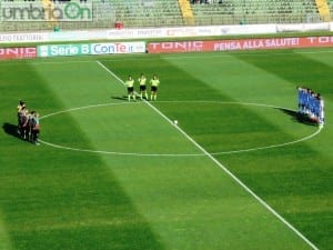 Le squadre durante il minuto di raccoglimento