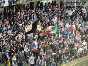 I tifosi ascolani in curva ovest lo scorso 23 aprile