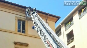 Calcinacci e intonaco piazza San Pietro Terni, vigili del fuoco e municipale - 30 aprile 2016 (1)