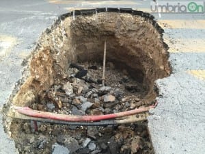 Maxi voragine via Don Bosco, Terni - 17 aprile 2016 (6)