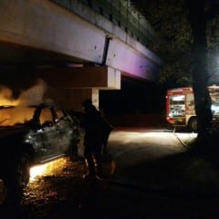 Terni, auto in fiamme a Prisciano: è giallo