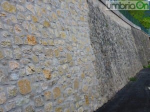 Il lavoro sul muro della stazione di San Gemini