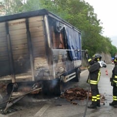 Raccordo Terni Orte, due camion in fiamme
