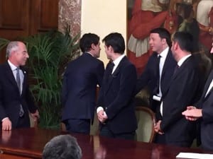 La stretta di mano tra il sindaco Romizi e il premier Renzi