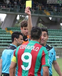 L'arbitro Saia al momento dell'amminizione di Ceravolo