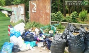 Degrado, rifiuti e buche in via Ippocrate - 31 maggio 2016 (2)