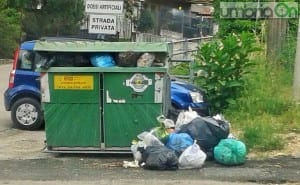 Degrado, rifiuti e buche in via Ippocrate - 31 maggio 2016 (3)