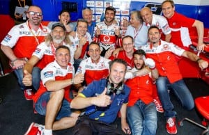 Petrucci con il team (foto Pramac Yakhnich)