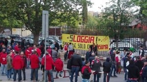 Lo striscione appeso davanti allo stadio Curi