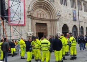 I dipendenti Gesenu sotto a palazzo dei Priori