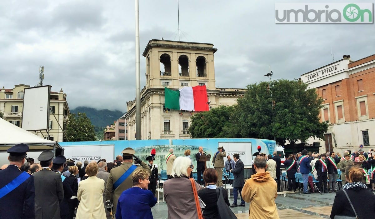 Terni, il tricolore cala su palazzo Bazzani