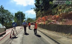 La strada chiusa dopo la caduta del masso