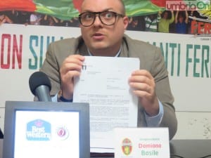 Damiano Basile mostra la sentenza della procura del Coni