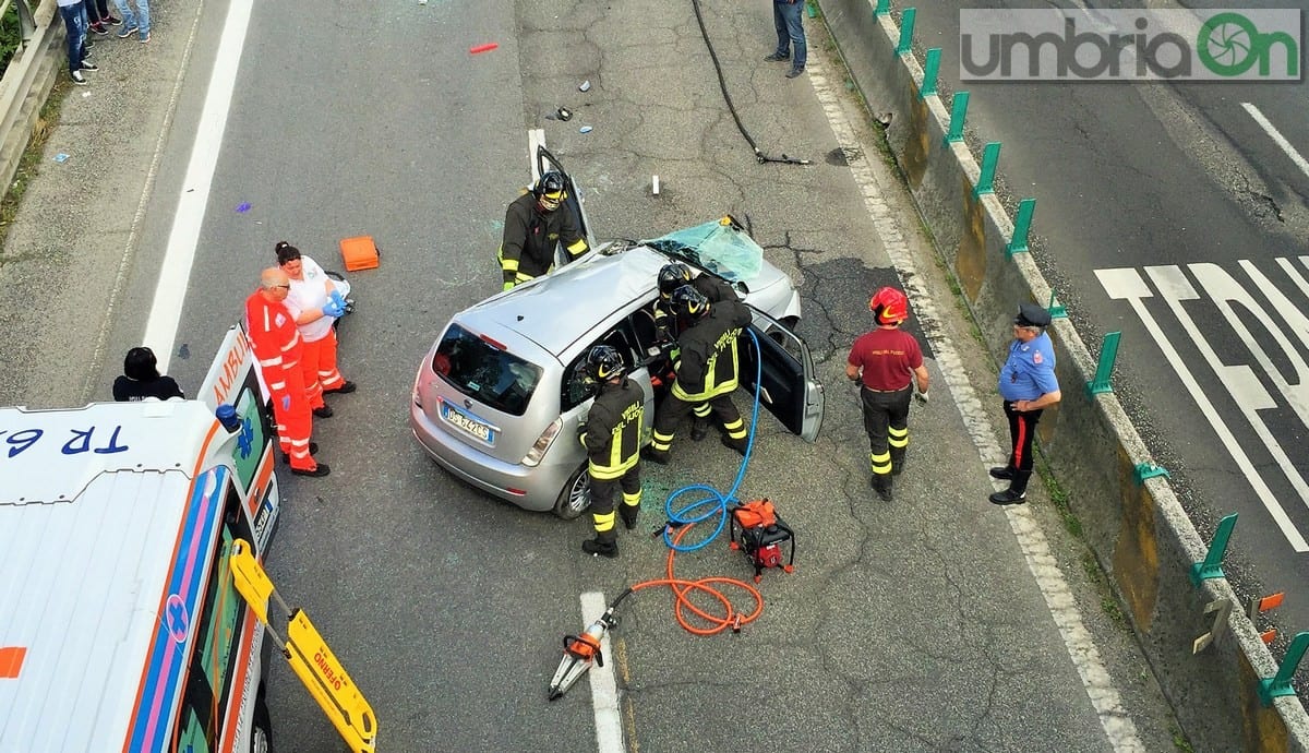Terni, auto ribaltata sul RaTo: due ferite
