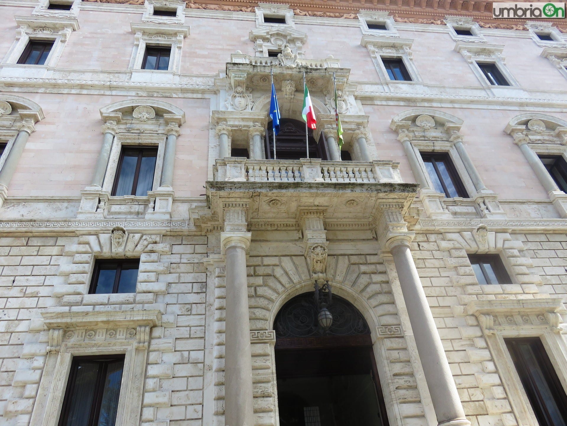 Regione Umbria, taglio netto al personale